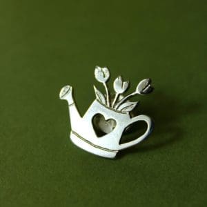 PIN'S - arrosoir fleuri