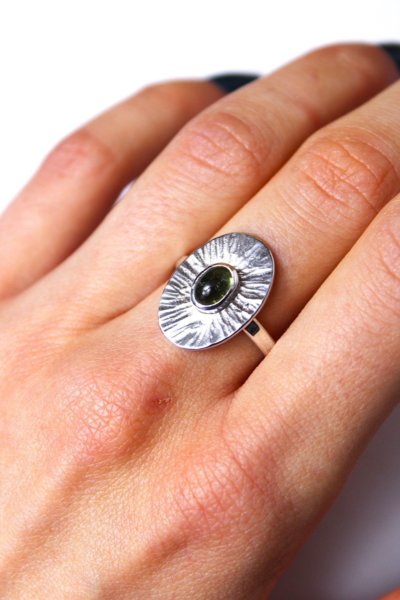 Bague Ciselée en Argent & Tourmaline Verte – Image 3