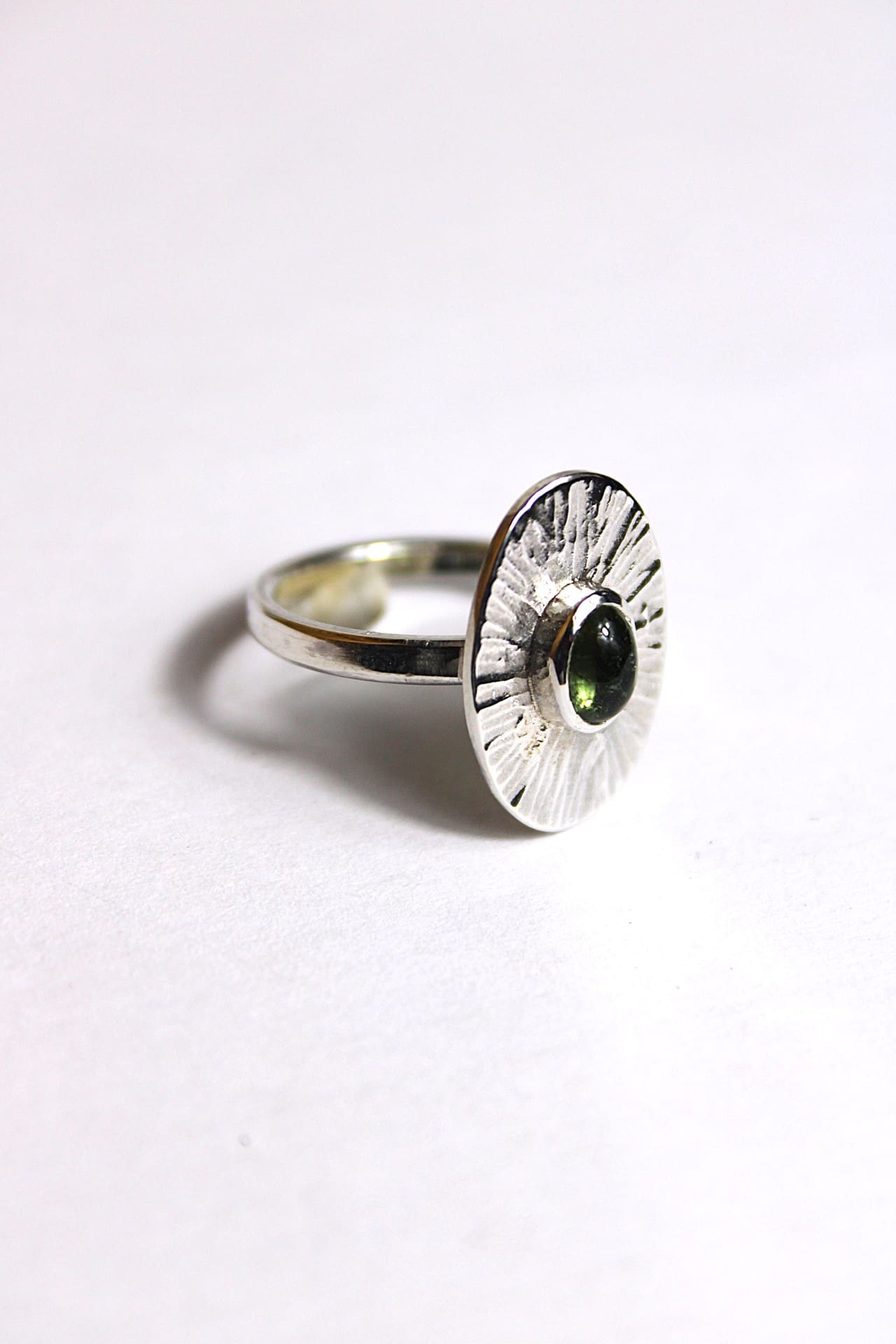 Bague Ciselée en Argent & Tourmaline Verte – Image 2