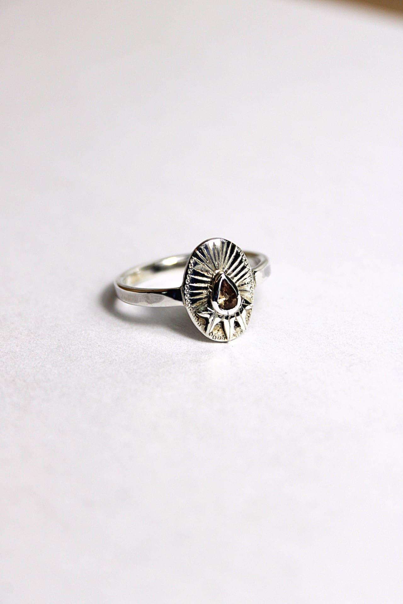 Bague Héritage Solaire - Argent & Saphir Jaune-Orangé – Image 2