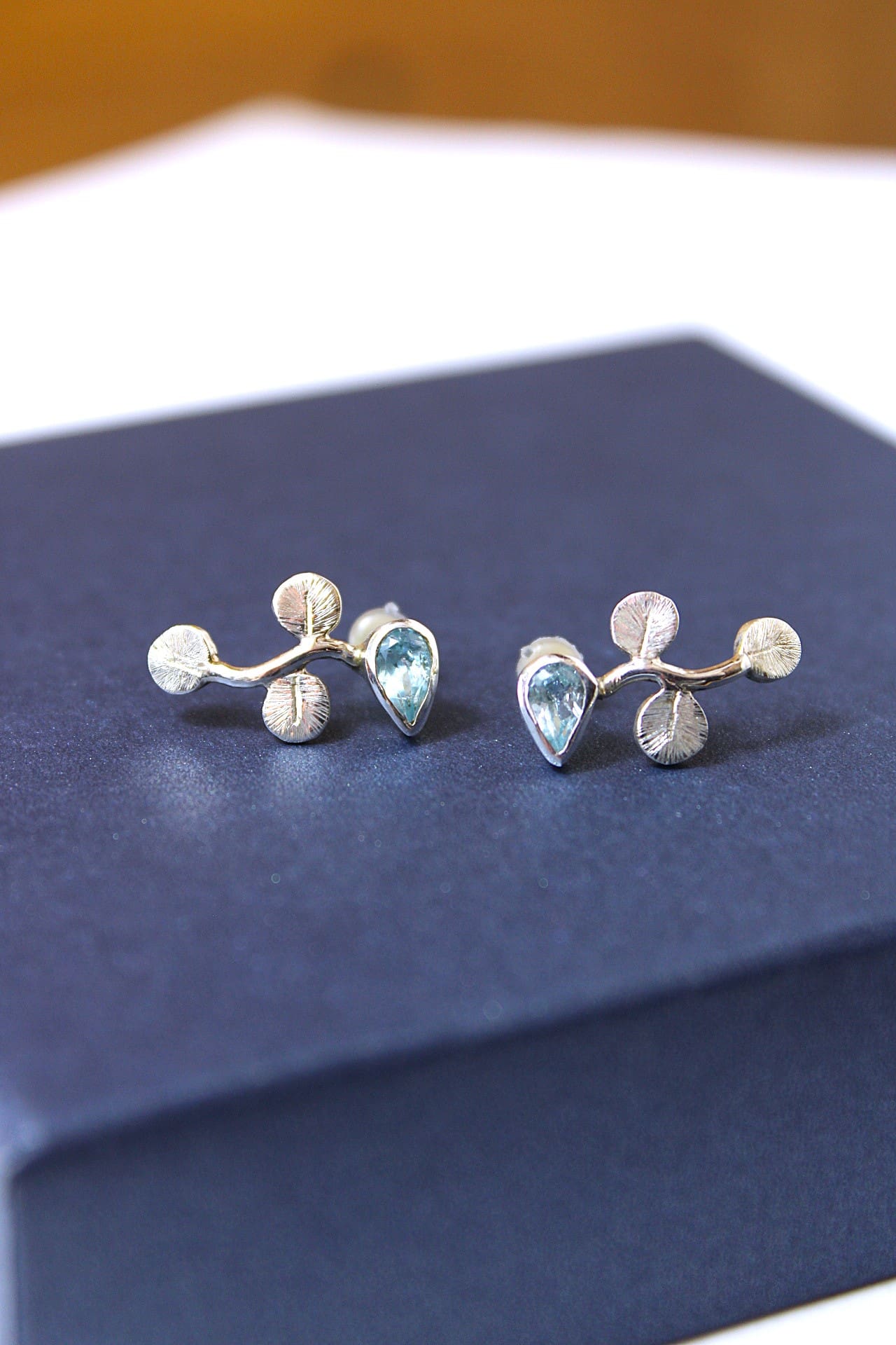 Boucles d’oreilles branche d’Eucalyptus - Argent et Topaze bleue