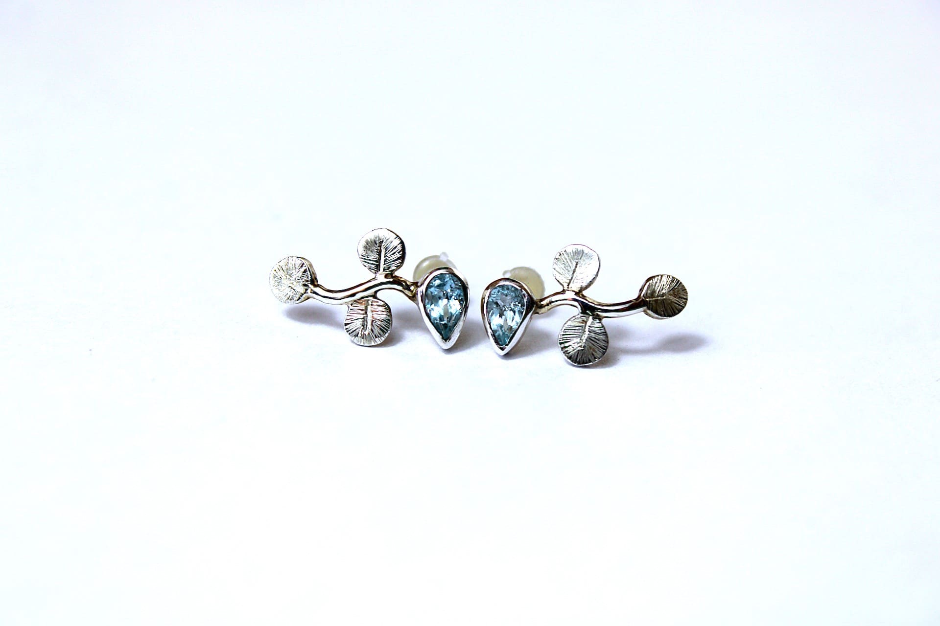 Boucles d’oreilles branche d’Eucalyptus - Argent et Topaze bleue – Image 2