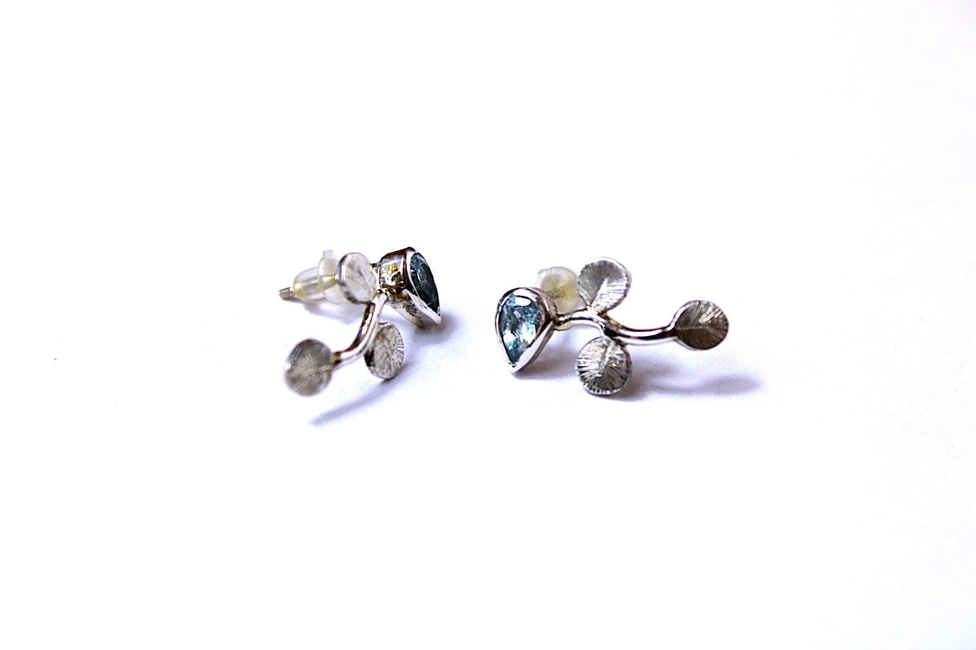 Boucles d’oreilles branche d’Eucalyptus - Argent et Topaze bleue – Image 3