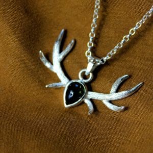 Sa Majesté des Bois – Pendentif Cerf en Argent & Tourmaline Verte