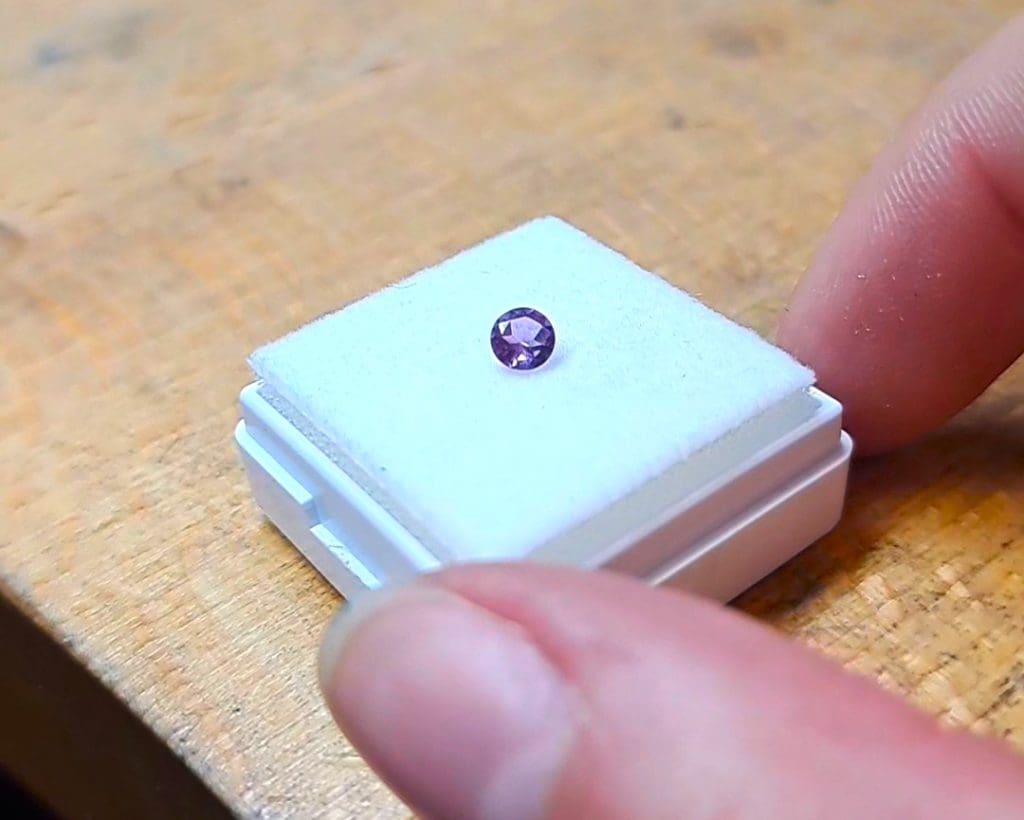 choix d'une améthyste naturelle pour une création sur-mesure