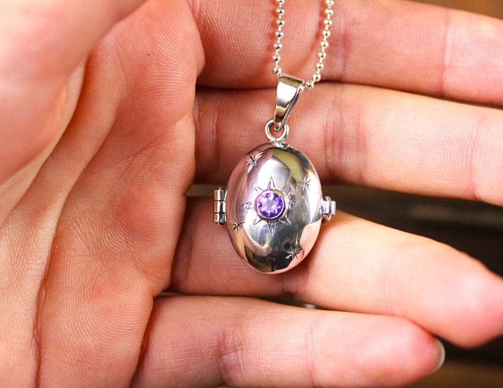 Bijou sur mesure en argent massif serti d'une améthyste